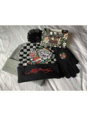 NWT Ed Hardy Women’s Hat & Glove Set. Heart And Roses , Black/Grey Rhinestone